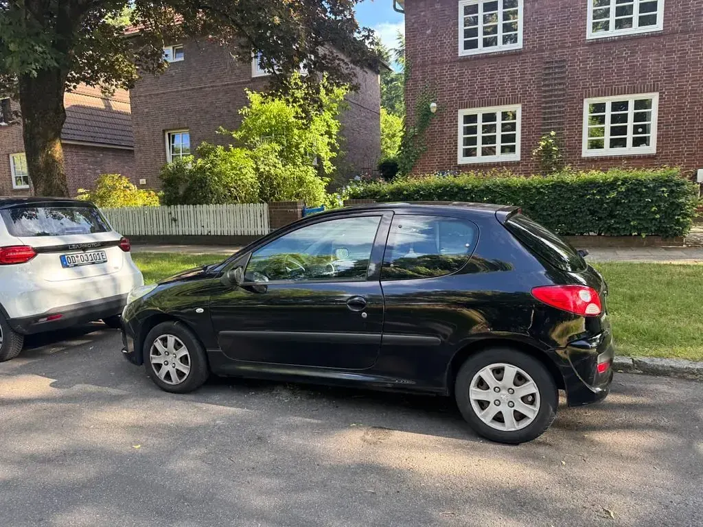 Gebraucht Peugeot 206+ 73 PS (53 kW) 2011 Schwarz Kleinwagen