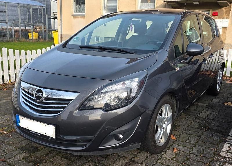 Grau Gebraucht 2011 Opel Meriva Innovation Van / Kleinbus | 4.950 € (Etwas zu teuer) - Bild 1/4