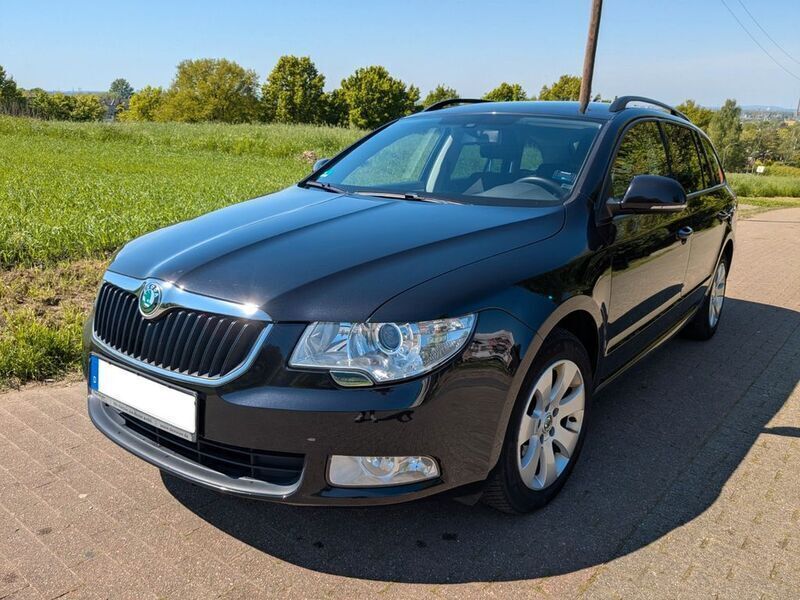 Schwarz Gebraucht 2013 Skoda Superb Active Kombi | 7.980 € (Fairer Preis) - Bild 1/4