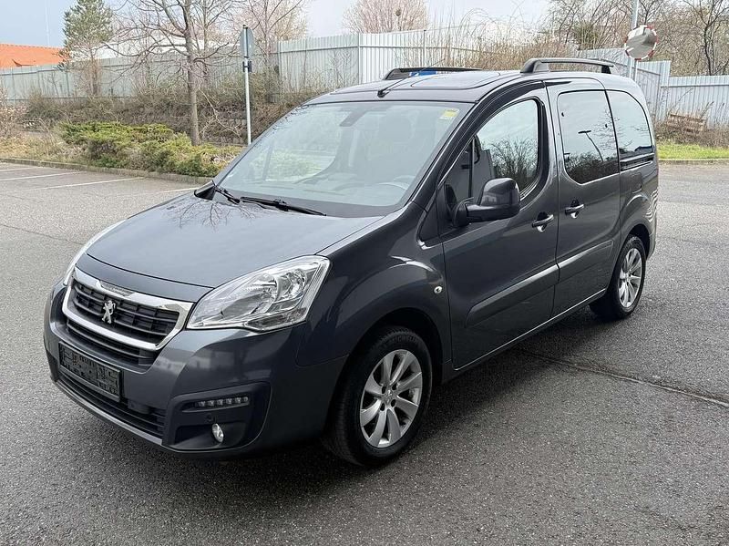 Gebraucht Peugeot Partner Allure 99 PS (72 kW) 2017 Lack grau sharkg Van / Kleinbus