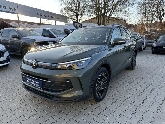 Grün Gebraucht 2024 VW Tiguan Life SUV | 35.980 € (Teuer) - Bild 1/4