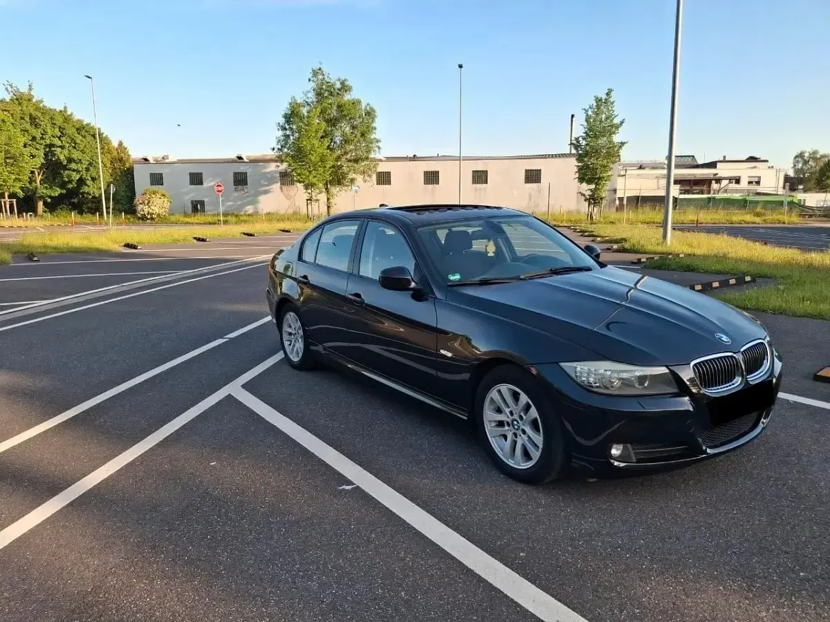 Gebraucht BMW 318 143 PS (105 kW) 2010 Schwarz Limousine