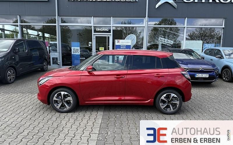 Rot Neu 2025 Suzuki Swift Comfort+ Kleinwagen | 21.490 € - Bild 1/4