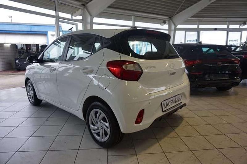 Gebraucht Hyundai i10 Select 63 PS (46 kW) 2024 Atlas white Kleinwagen