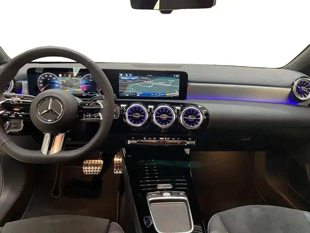 Gebraucht Mercedes CLA200 Shooting Brake 163 PS (119 kW) 2026 Metalliclack hightechsilber Kombi