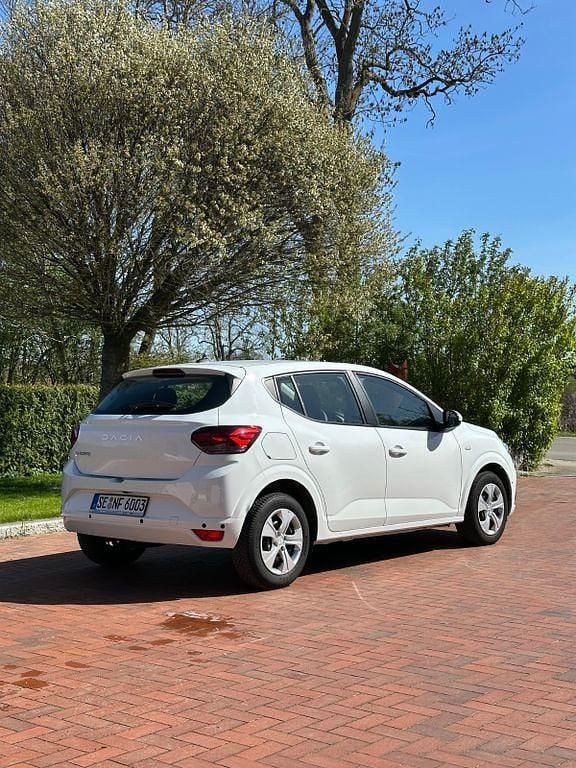 Second-hand Dacia Sandero Expression 101 CP (74 kW) 2024 Alb Berlinǎ