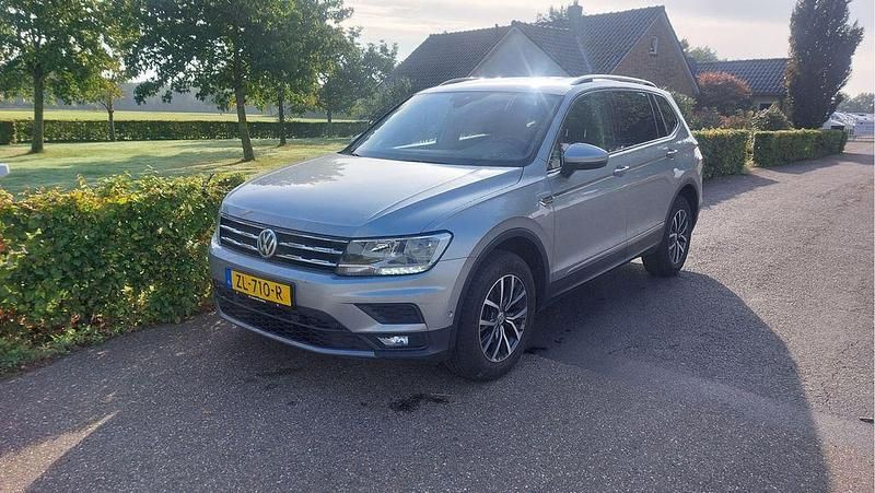 Grau Gebraucht 2019 VW Tiguan Allspace Comfortline SUV | 16.529 € (Fairer Preis) - Bild 1/4