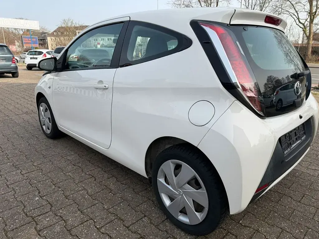 Gebraucht Toyota Aygo 69 PS (50 kW) 2014 Weiß Kleinwagen