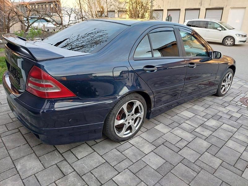 Blau Gebraucht 2001 Mercedes C200 Elegance Limousine | 1.900 € (Fairer Preis) - Bild 1/4