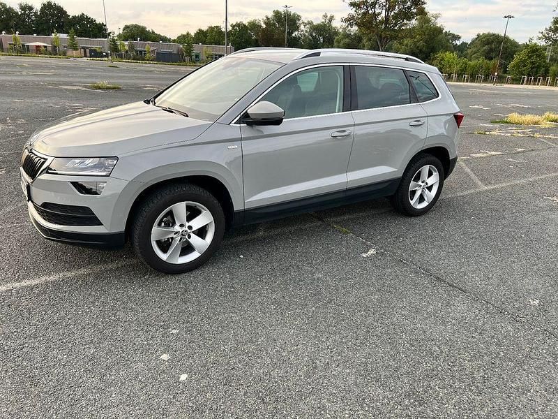 Grau Gebraucht 2019 Skoda Karoq Soleil SUV | 18.999 € (Fairer Preis) - Bild 1/4