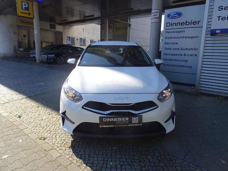 Gebraucht Kia Ceed Vision 160 PS (117 kW) 2023 Weiss Kleinwagen