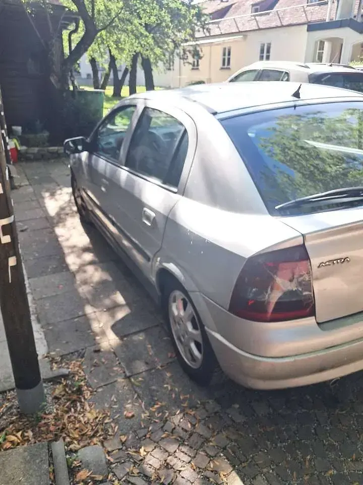 Gebraucht Opel Astra 101 PS (74 kW) 2003 Silber Limousine