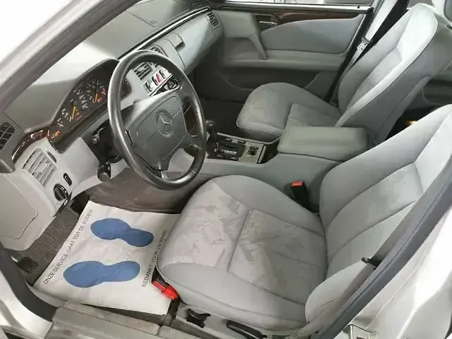 Gebraucht Mercedes E200 136 PS (100 kW) 1995 Silber Limousine