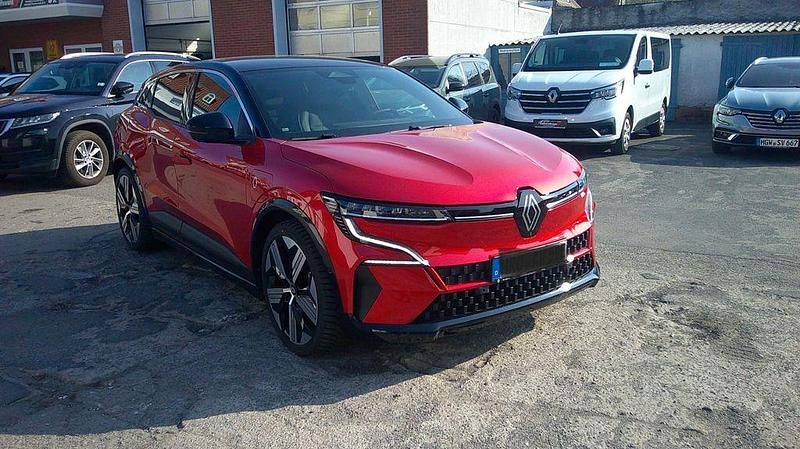 Rot Gebraucht 2023 Renault Mégane Iconic Limousine | 29.990 € (Guter Preis) - Bild 1/3