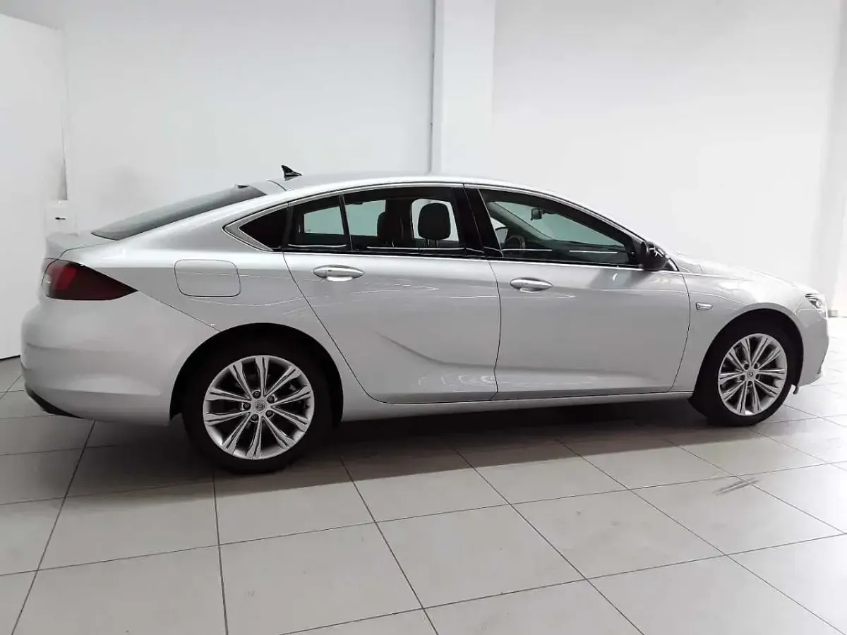 Gebraucht Opel Insignia Business 174 PS (127 kW) 2022 Argonsilber metallic Limousine