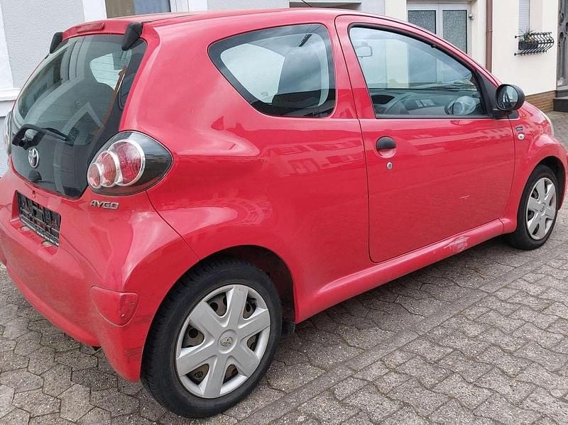 Gebraucht Toyota Aygo 68 PS (50 kW) 2010 Rot Kleinwagen