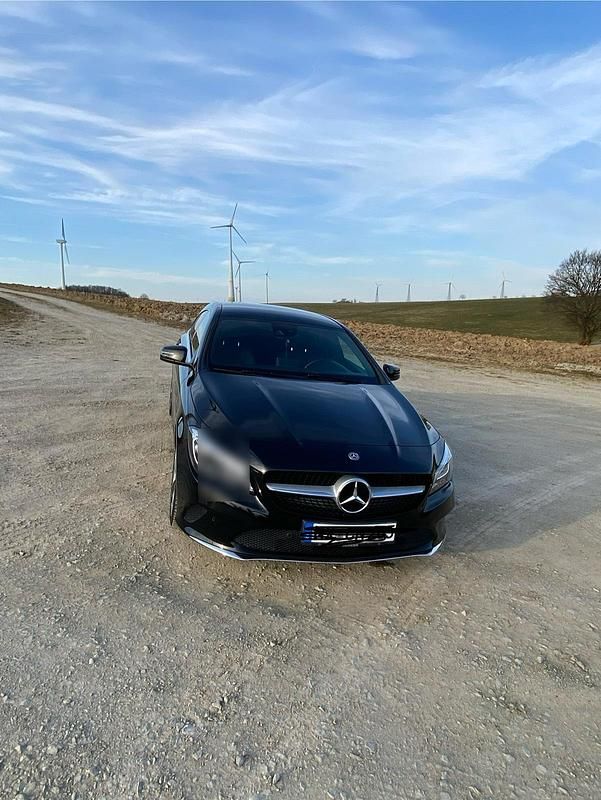 Schwarz Gebraucht 2018 Mercedes CLA250 Shooting Brake Kombi | 19.999 € (Fairer Preis) - Bild 1/4
