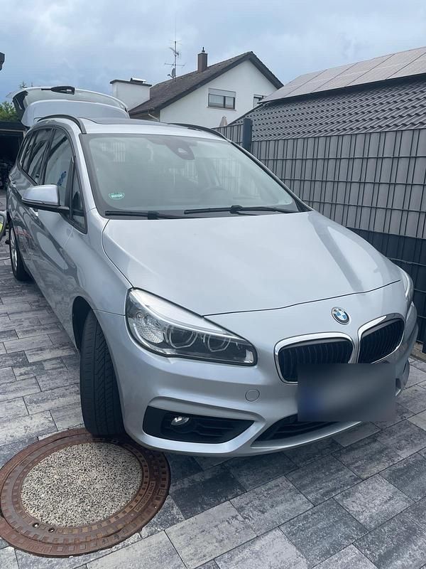 Silber Gebraucht 2016 BMW 218 Gran Tourer Advantage Van / Kleinbus | 17.500 € (Teuer) - Bild 1/4
