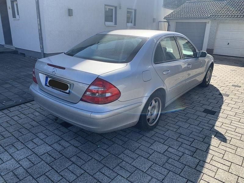 Gebraucht Mercedes E200 Classic 163 PS (119 kW) 2005 Silber Limousine