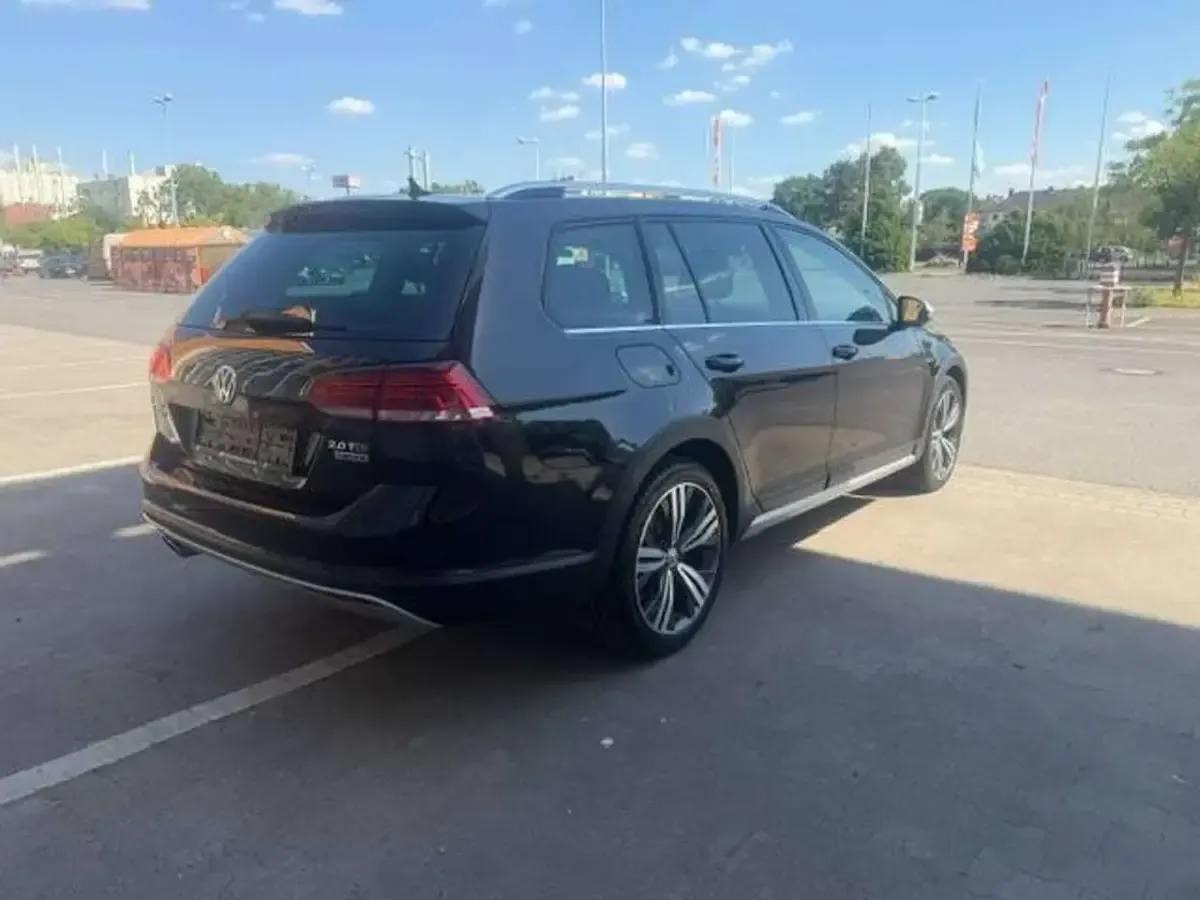 Gebraucht VW Golf Alltrack 184 PS (135 kW) 2018 Deep black perleffekt Kombi