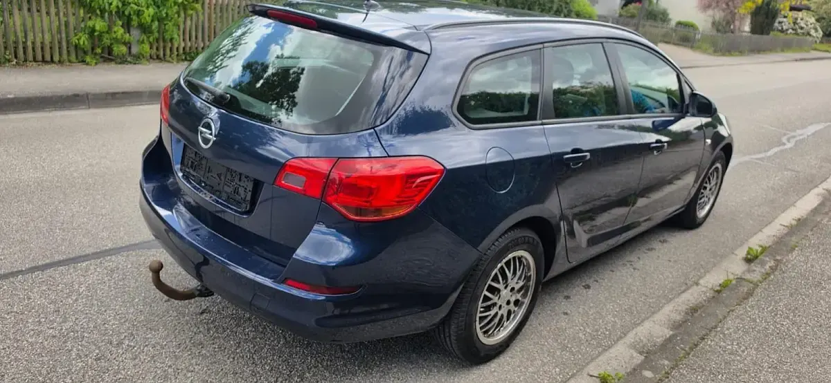 Usata Opel Astra 100 CV (73 kW) 2011 Andere farben Station wagon