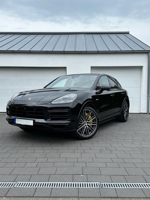 Schwarz Gebraucht 2020 Porsche Cayenne Coupe Turbo S E-Hybrid Coupé | 85.990 € (Fairer Preis) - Bild 1/4