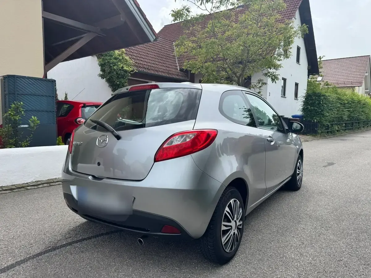Gebraucht Mazda 2 75 PS (55 kW) 2011 Silber Kleinwagen