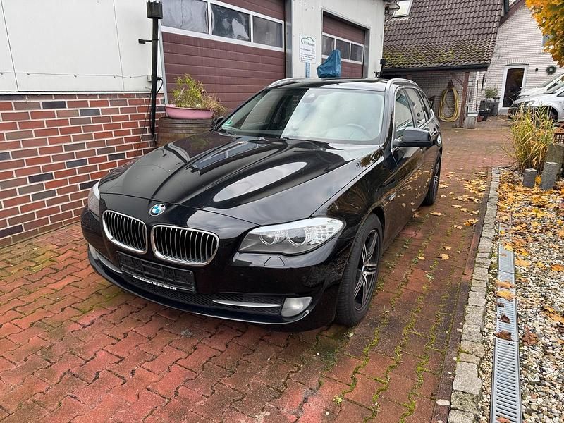 Schwarz Gebraucht 2013 BMW 520 Kombi | 7.950 € (Superpreis) - Bild 1/4