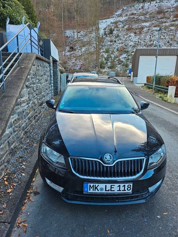 Schwarz Gebraucht 2013 Skoda Octavia Ambition Kombi | 6.500 € (Superpreis) - Bild 1/4