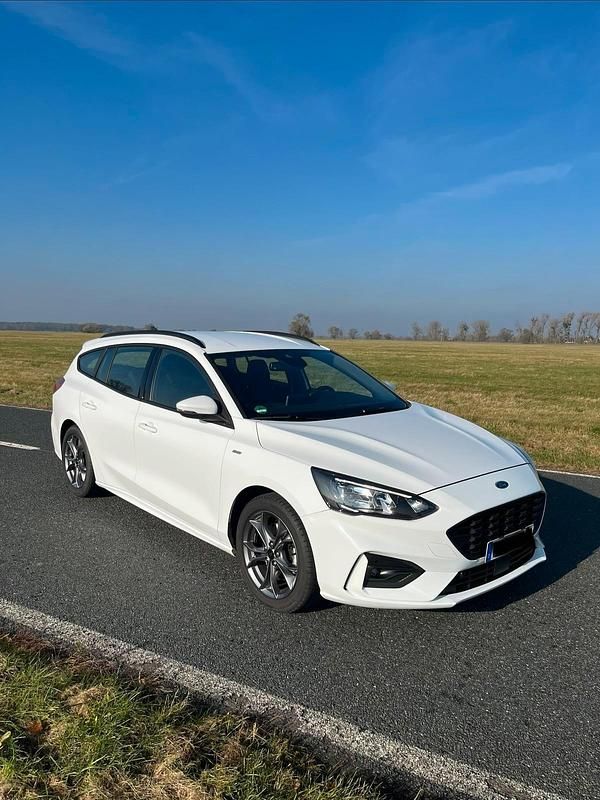 Weiß Gebraucht 2021 Ford Focus ST-Line Kombi | 18.700 € (Guter Preis) - Bild 1/4