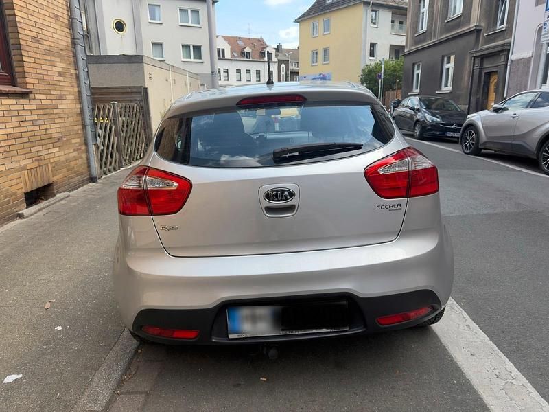 Second-hand Kia Rio 85 CP (62 kW) 2012 Argintiu Berlinǎ