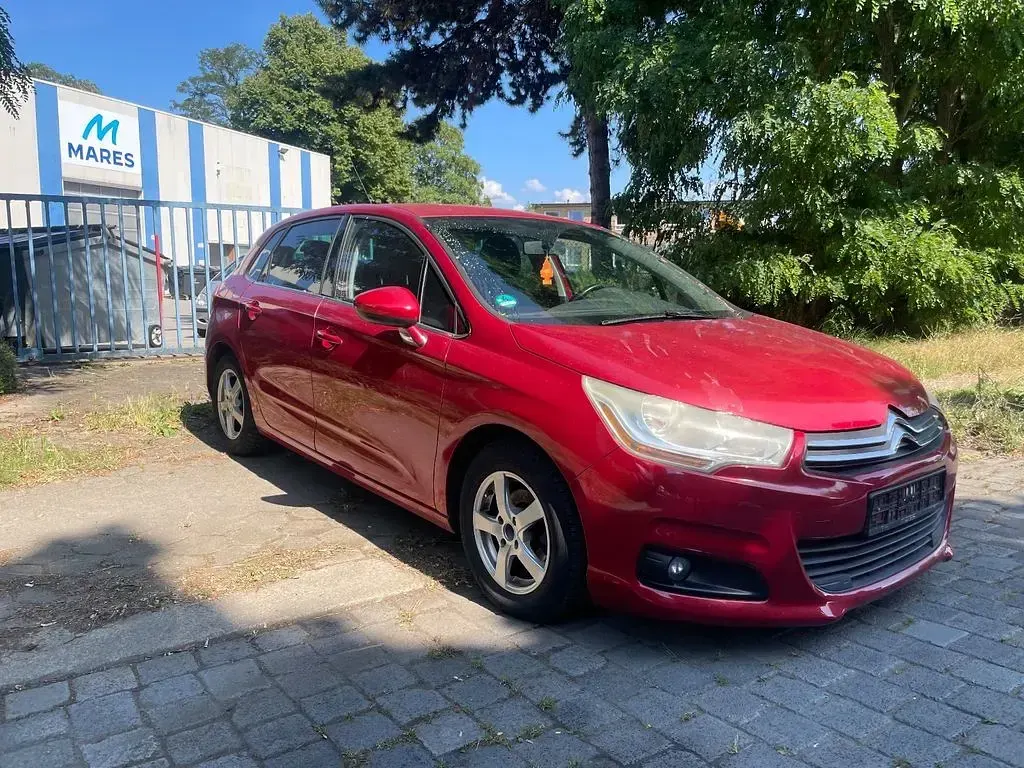 Gebraucht Citroën C4 Tendance 95 PS (69 kW) 2011 Rot Limousine