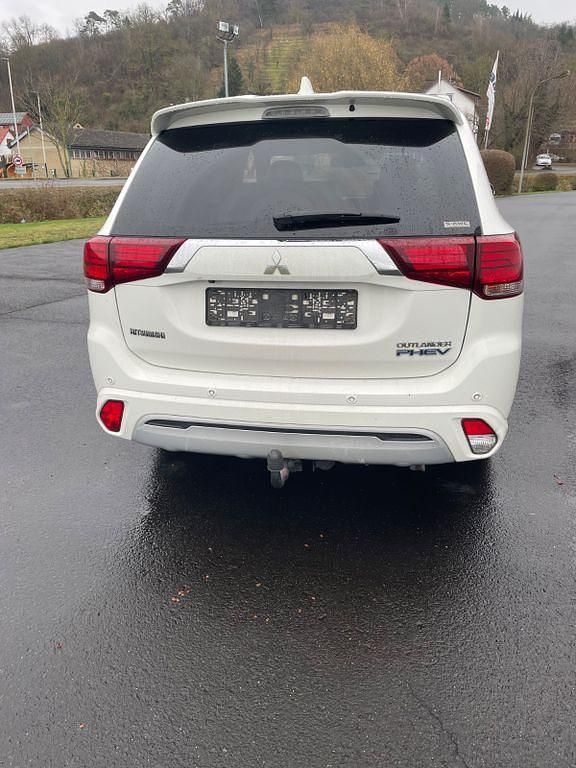 Gebraucht Mitsubishi Outlander P-HEV Top 224 PS (164 kW) 2019 Weiß SUV