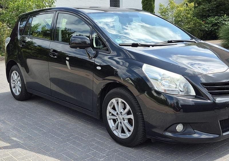 Schwarz Gebraucht 2010 Toyota Verso Edition Van / Kleinbus | 4.900 € (Fairer Preis) - Bild 1/4