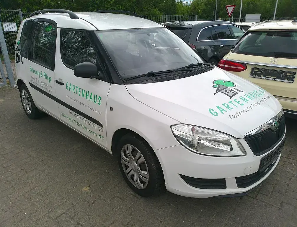Gebraucht Skoda Roomster Plus Edition 69 PS (50 kW) 2012 Weiß Van / Kleinbus