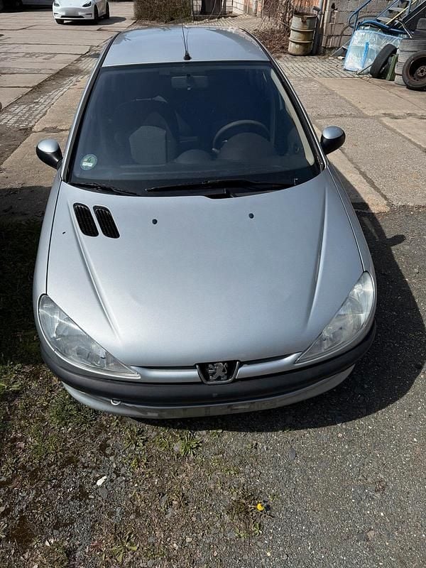 Usado Peugeot 206 75 HP (55 kW) 2004 Prateado Sedan