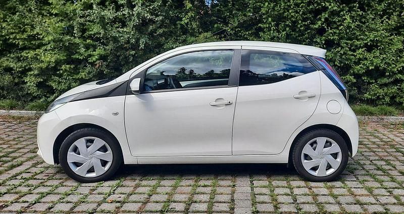 Weiß Gebraucht 2015 Toyota Aygo X-cite Kleinwagen | 5.700 € (Fairer Preis) - Bild 1/4