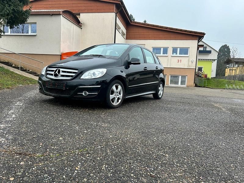 Schwarz Gebraucht 2011 Mercedes 200 Limousine | 3.999 € (Superpreis) - Bild 1/4