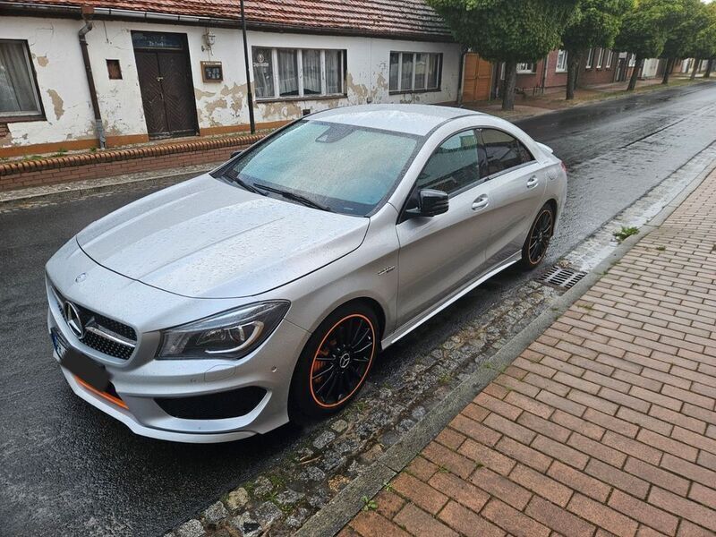 Silber Gebraucht 2015 Mercedes CLA250 OrangeArt Edition Limousine | 17.499 € (Fairer Preis) - Bild 1/4
