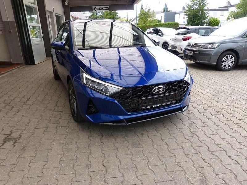 Grün Gebraucht 2022 Hyundai i20 Trend Limousine | 17.900 € (Fairer Preis) - Bild 1/4