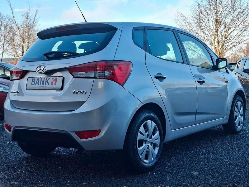 Gebraucht Hyundai ix20 Edition 90 PS (66 kW) 2012 Silber Kleinwagen