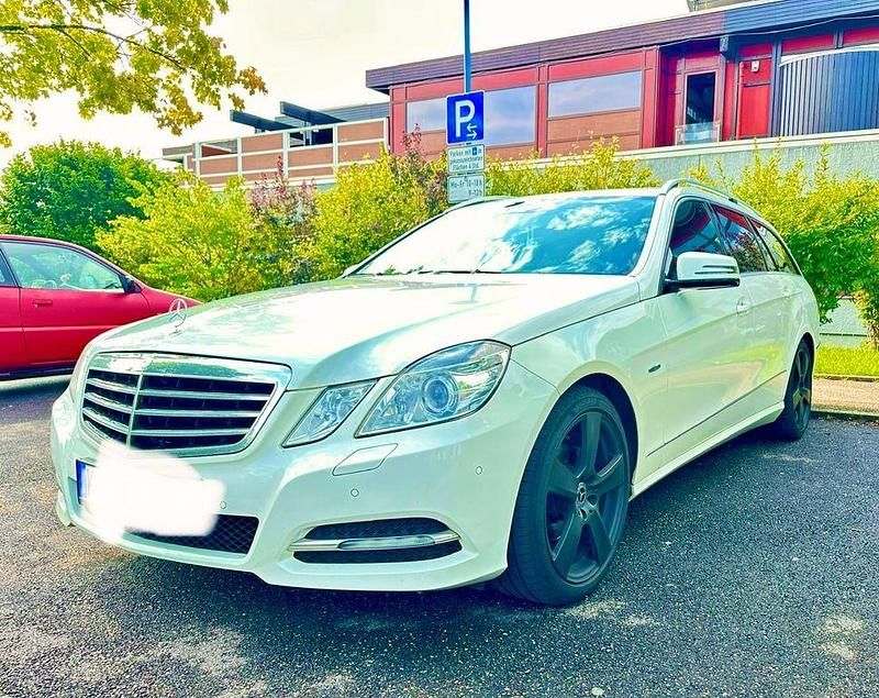 Weiß Gebraucht 2010 Mercedes E220 Avantgarde Limousine | 8.700 € (Fairer Preis) - Bild 1/4