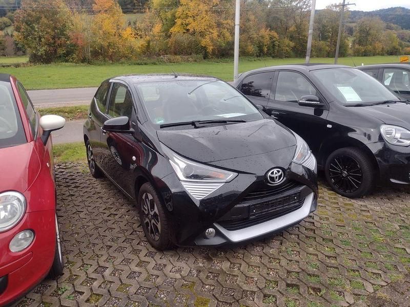 Schwarz Gebraucht 2021 Toyota Aygo X-play Kleinwagen | 12.190 € (Etwas zu teuer) - Bild 1/1