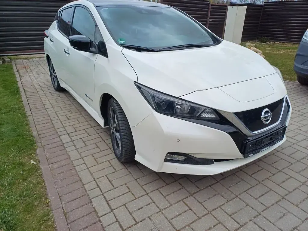 Gebraucht Nissan Leaf Tekna 110 kW (150 PS) 2018 Weiß Kleinwagen