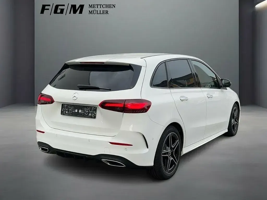 Gebraucht Mercedes B200 AMG Premium 163 PS (119 kW) 2024 Weiß Kleinwagen