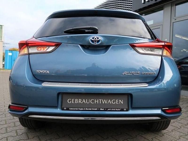 Gebraucht Toyota Auris Hybrid 99 PS (72 kW) 2015 Blue metallic (metallic) Limousine