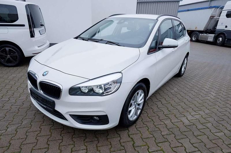 Alpinweißlackierung Gebraucht 2015 BMW 218 Van / Kleinbus | 10.990 € (Fairer Preis) - Bild 1/4