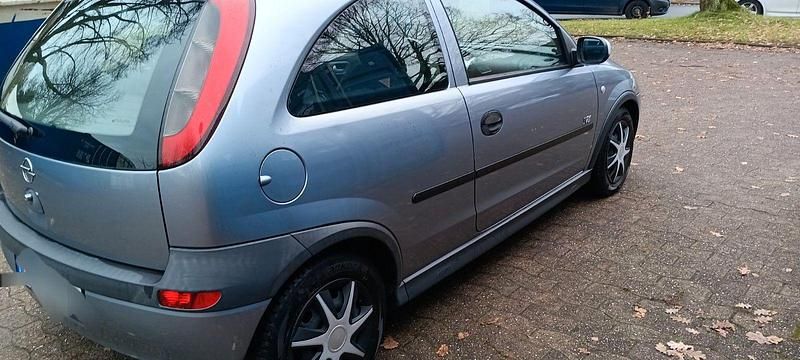 Grau Gebraucht 2003 Opel Corsa Njoy Limousine | 1.750 € (Fairer Preis) - Bild 1/4