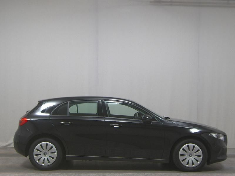 Schwarz Gebraucht 2022 Mercedes A180 Limousine | 16.680 € (Guter Preis) - Bild 1/4
