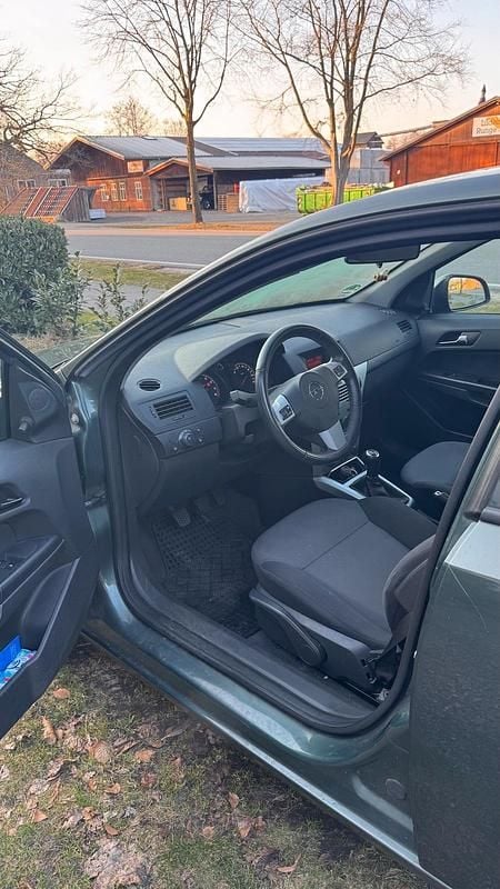 Gebraucht Opel Astra 90 PS (66 kW) 2011 Grün Kleinwagen